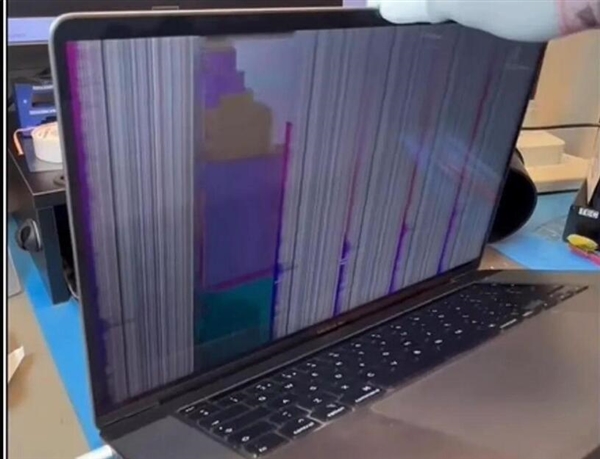  蘋果MacBook Pro被曝灰塵門：屏幕出現紫色垂直線