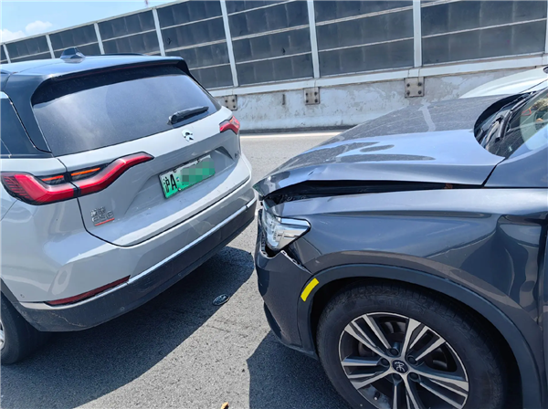 上海一男子開“斗氣車”急剎造成追尾 通報來了：負全責、拘留