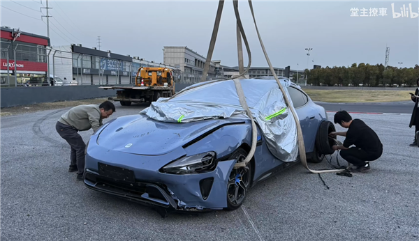 小米SU7賽道首撞 第一視角感受下：氣囊爆開 擋風玻璃碎裂