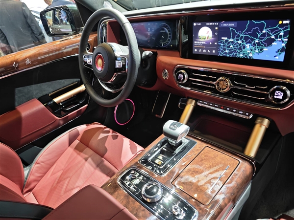 紅旗金葵花品牌發布：國雅、國禮、國耀三車齊亮相
