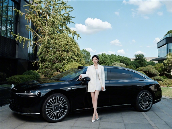 余承東親自交付：楊冪享界S9提車美圖大片