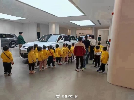 理想回應組織幼兒園小朋友試乘：配合幼兒園科普道路交通安全常識