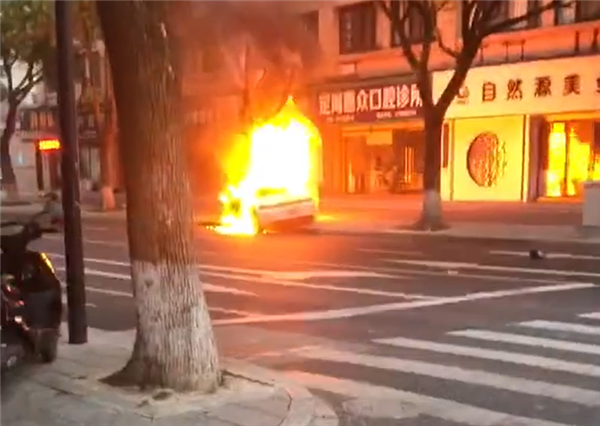 保時(shí)捷718事故撞樹(shù)后起火爆燃 官方通報(bào)：駕駛?cè)怂劳? h=