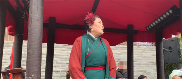 抖音粉絲漲至204萬！景區(qū)回應(yīng)王婆暫別舞臺(tái)：由同事代班
