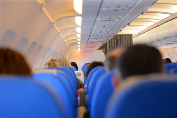 美國一男子飛機上放屁鬧事：飛機被迫返回登機口