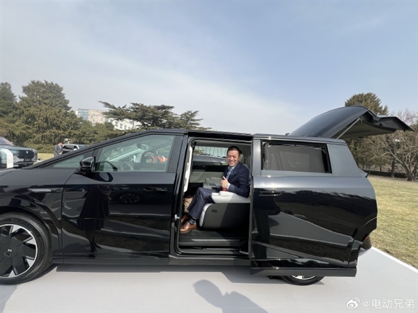 畫面有愛！何小鵬自費給李斌買車 后者喜提小鵬X9：開懷大笑