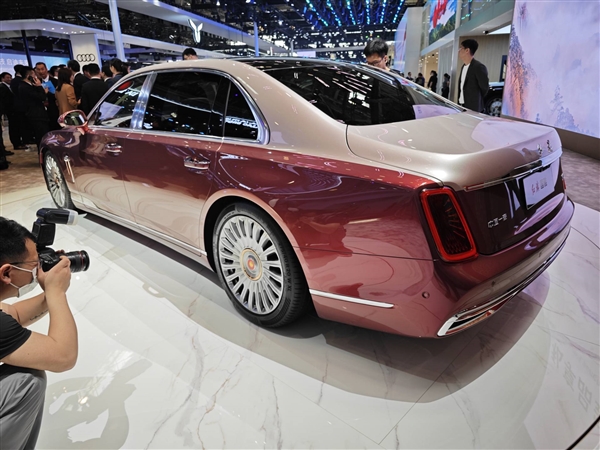 紅旗金葵花品牌發布：國雅、國禮、國耀三車齊亮相