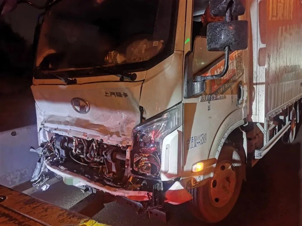 高速上錯過出口直接倒車 下一秒三廂車變兩廂車