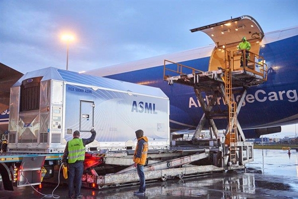 業績暴雷！ASML股價繼續大跌：想賣先進光刻機給中國廠商 但不被允許