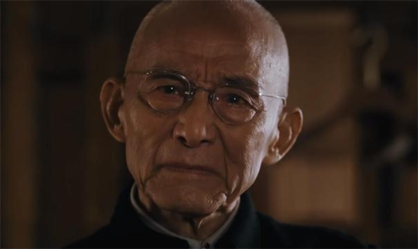 90歲老戲骨游本昌再穿濟公服 新年為大家撞鐘祈福