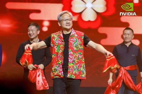 不是AI惡搞！英偉達CEO黃仁勛來中國參加年會：穿紅色大花馬甲 扭東北秧歌