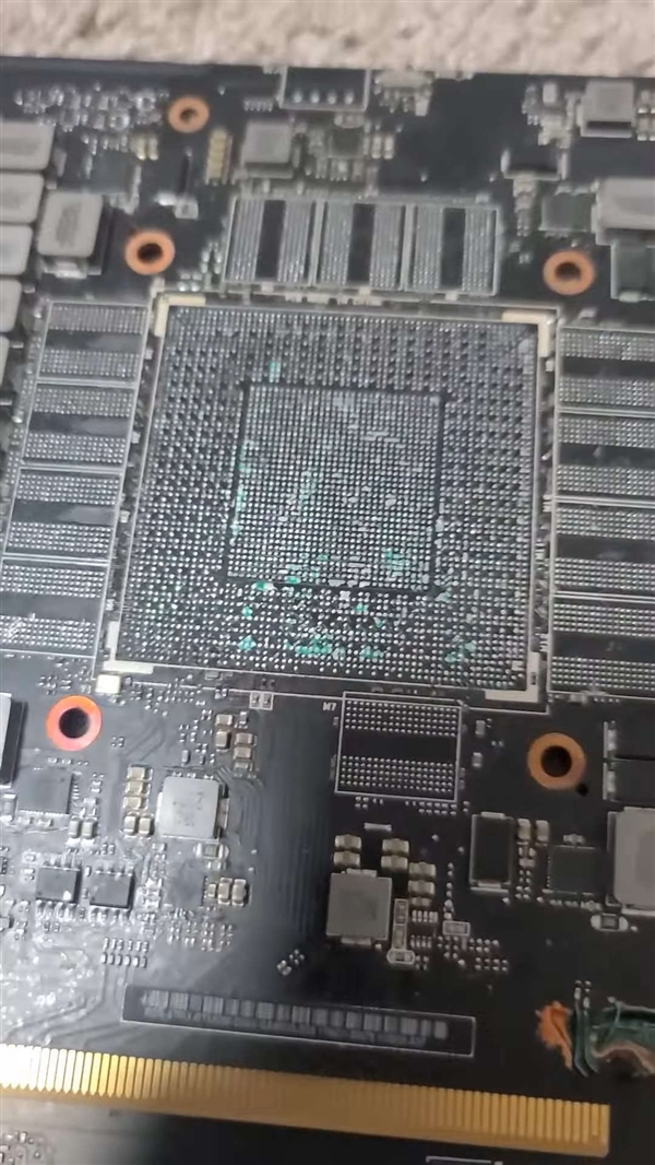 RTX 4090焊點頻頻脫落 完全沒法修！暴力包裝運輸惹的禍