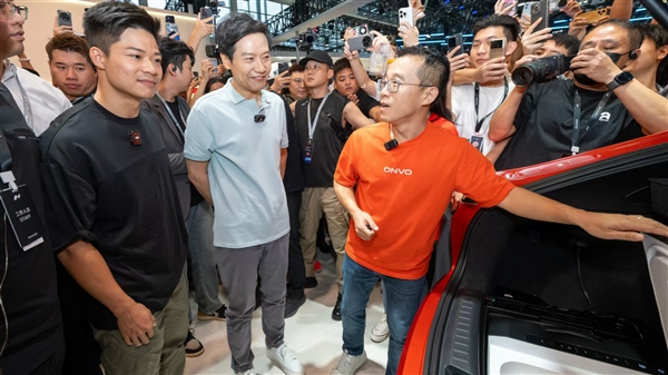雷軍如約現身樂道展臺！艾鐵成親自介紹L60