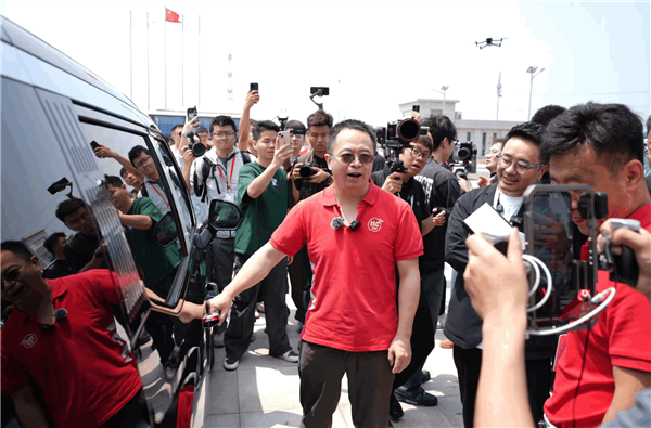 周鴻祎賣掉邁巴赫買了12輛國產車：極氪、比亞迪、問界全都有