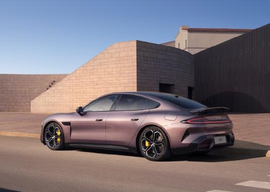 小米SU7搭載AI大模型:小愛同學秒識前車車型(圖1) 小米SU7搭載AI大模型:小愛同學秒識前車車型