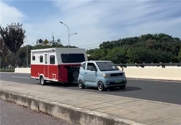 小馬拉大車！宏光MINIEV拖拽房車上路：無牽引資質可被罰
