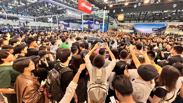 雷軍如約現身樂道展臺！艾鐵成親自介紹L60