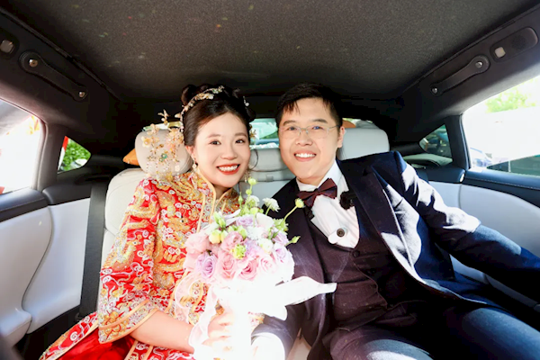 小米員工用9輛不同顏色的小米SU7當(dāng)婚車車隊 路人集體注目圍觀