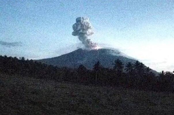 印尼伊布火山發生噴發：火山灰柱達1000米