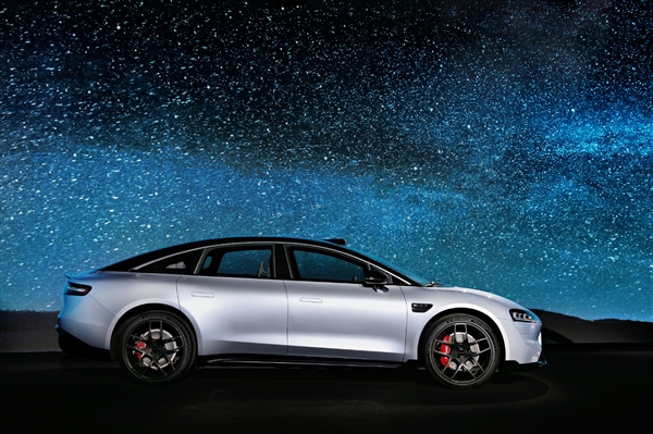 華為發(fā)布首款純電轎車智界S7！余承東：空間遙遙領(lǐng)先 比大更大