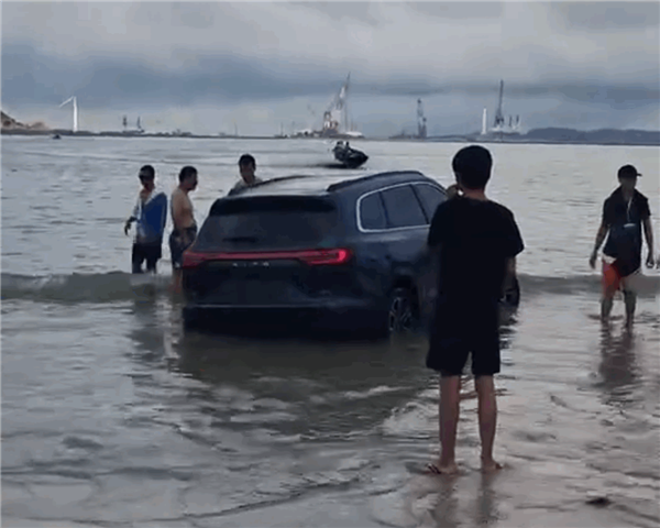 女子把問界M7新車開到海灘 結果陷車漲潮被淹成泡海車