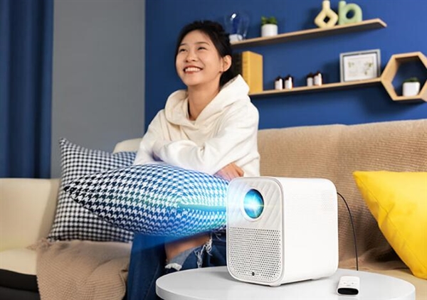 首發949元 聯想小新100S投影儀預售：搭載華為海思處理器