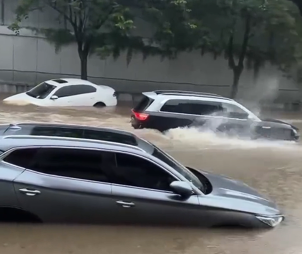 長沙暴雨一問界M9水中當船開 博主：極端情況脫困能力強于一般油車