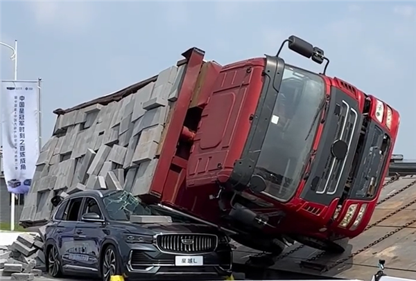 駕駛側(cè)AB柱沒抗住：吉利宣傳星越L疑翻車