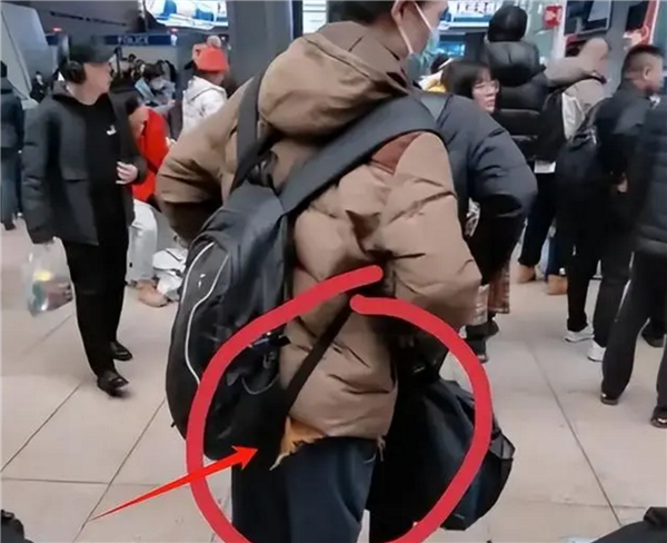 北大放假網友火車站偶遇韋神 還是熟悉的模樣：網友直呼真對錢沒興趣的人