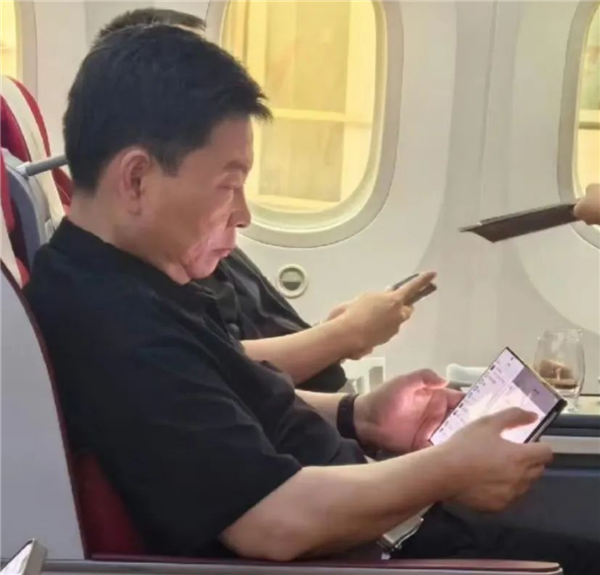遠遠超越蘋果！余承東再秀華為三折疊屏真機：超輕薄 圓環后攝