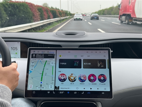 余承東問車上為何要搞手機支架 博主說出三個理由