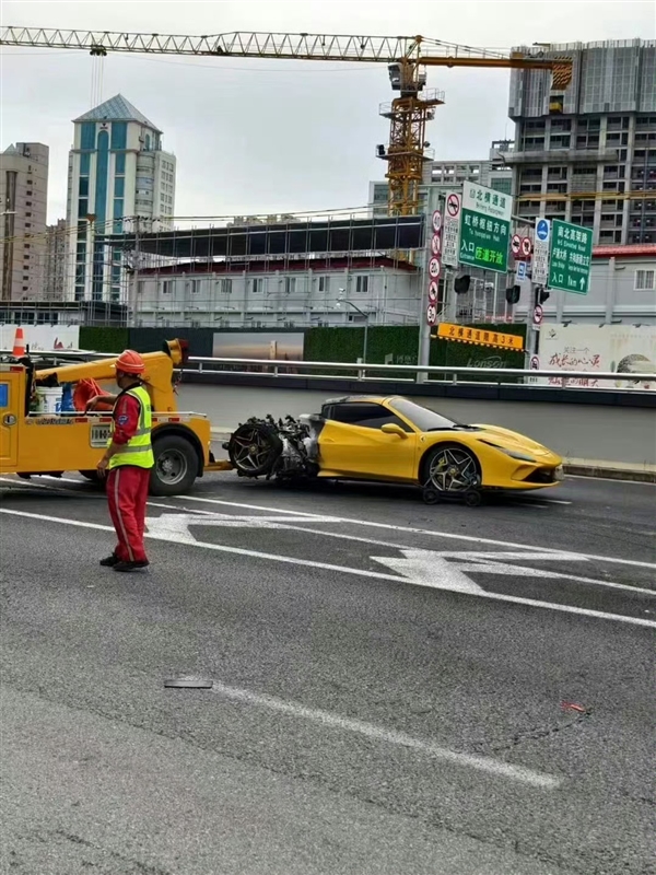 上海一法拉利行駛中起火報廢！博主曝代駕的鍋 全程1擋開車