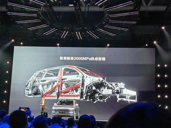 華為問界M9實測重型卡車前后夾擊：乘員艙極限抗壓保證生存空間