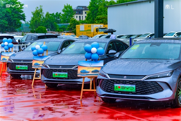 滿油滿電最高跑2547公里！王傳福親自為比亞迪秦L首批車主交車