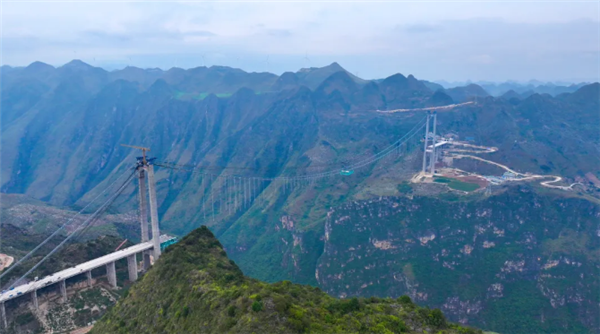 世界最高橋！貴州花江峽谷大橋完成首件鋼桁梁吊裝