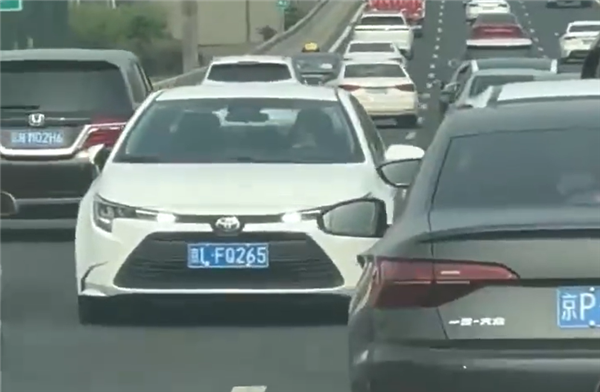 女子駕車剮蹭后直接快速路上掉頭逆行致大擁堵 官方：刑拘