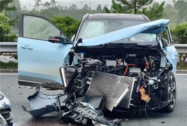 歌手劉樂妍又撞車了！吉利汽車護其周全：再次死里逃生