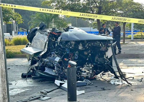 特斯拉Cybertruck遭遇嚴(yán)重事故完全撞變形：車內(nèi)人員幸存