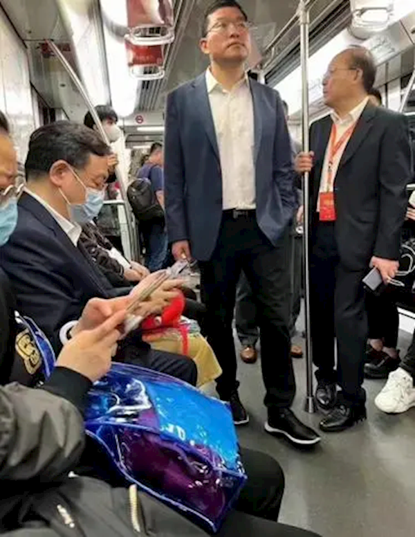 王傳福坐地鐵參加北京車展引熱議 網友：這身價擠地鐵 夠接地氣