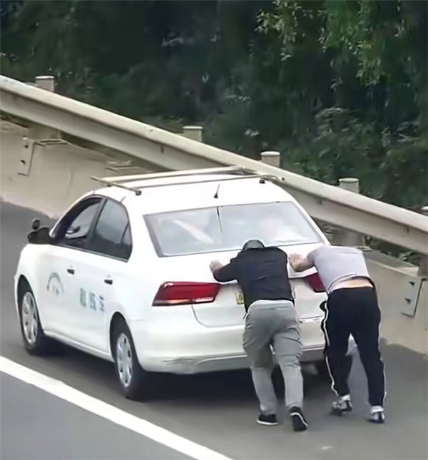 離譜！教練車高速拋錨 教練竟讓學員推車