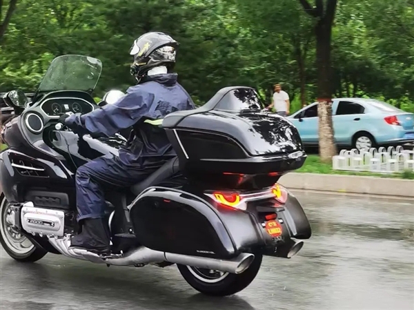水平對置8缸發動機+8 檔DCT：長城靈魂摩托實車曝光