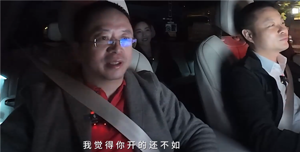 何小鵬周鴻祎智駕征服北京最堵路口：系統比人開得還絲滑