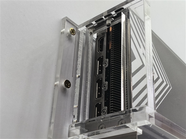 又是妖王華擎：AMD顯卡第一次用上16針供電接口！還有渦輪風扇