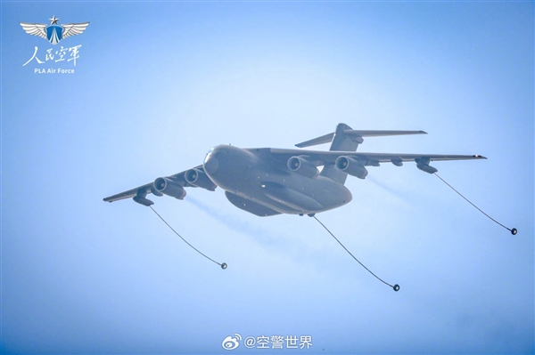 雷軍現身珠海航展引網友圍觀：登上運油-20參觀