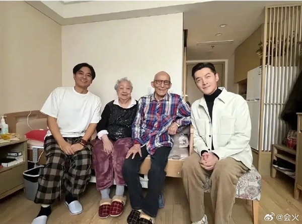 《繁花》劇組再聚首：胡歌陳龍去養老院看望游本昌