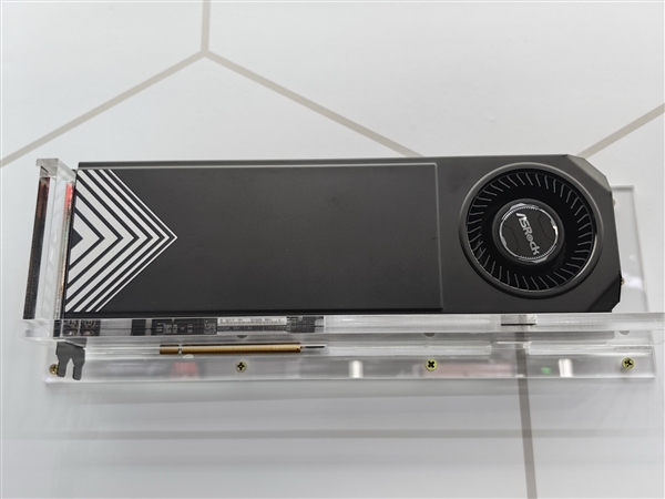 又是妖王華擎：AMD顯卡第一次用上16針供電接口！還有渦輪風扇