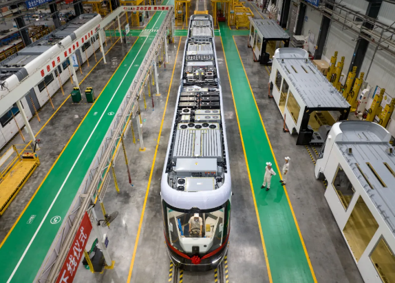 國內首列氫能源智軌電車投運：一次加氫可行駛200多公里