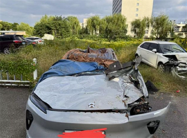 遭40噸土方車側傾壓頂！蔚來ET5T扛下了：車內人員死里逃生