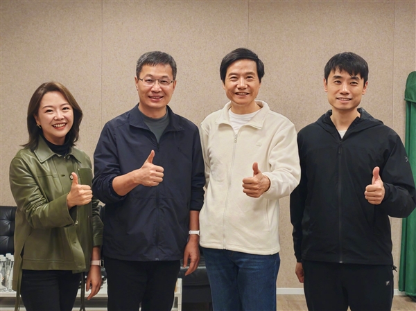 小米15和澎湃OS 2發布會第一次彩排：雷軍金凡合影