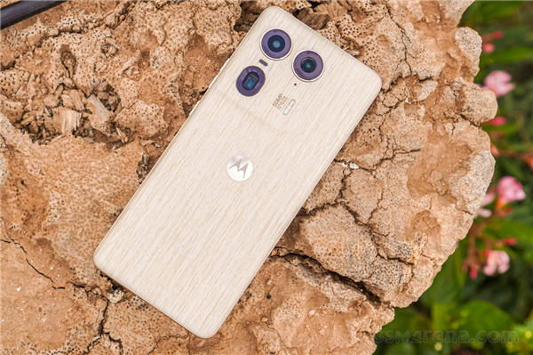 moto Edge 50 Ultra圖賞：實(shí)木材質(zhì)重出江湖 小米一加都曾做過